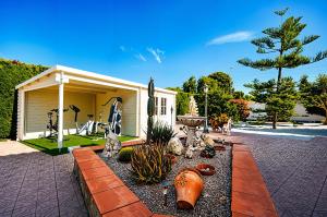 a house with a garden in front of it at Villa de Golf Hoyo 19 in Busot