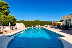 a swimming pool in the backyard of a house at Villa de Golf Hoyo 19 in Busot