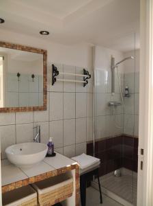 a bathroom with a sink and a shower at Une Heure Bleue in Manosque