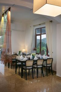 a dining room with a table and chairs at Maison Bay View Villa Cat Ba in Ðồng Khê Sâu