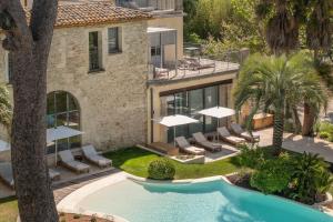 an aerial view of a house with a swimming pool at Domaine de Verchant & Spa - Relais & Châteaux in Montpellier