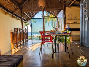 a kitchen with a table and chairs in a room at Consul's House Vilanculos in Vilanculos