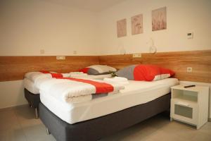 two large beds in a room with at FeWo Reutlingen Ganghoferstr in Reutlingen