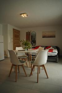 a living room with a table and chairs and a bed at FeWo Reutlingen Ganghoferstr in Reutlingen
