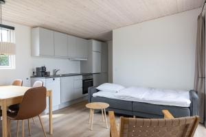 a small apartment with a bed and a kitchen at Holstebro Søpark in Holstebro