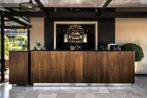 eine Bar in einem Restaurant mit einem hölzernen Tresen in der Unterkunft Triviho Hotel in Rom + 61 Fotos