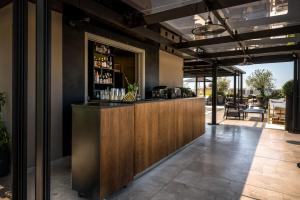 eine Bar in einem Restaurant mit Terrasse in der Unterkunft Triviho Hotel in Rom