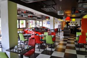 a restaurant with a car in the middle of the room at Enzo Hotels Vierzon by Kyriad Direct in Vierzon