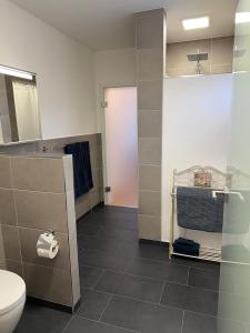 a bathroom with a toilet and a sink at Ruhig wohnen in Hüttblek in Hüttblek