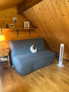 a room with a couch with a cat sitting on it at Chalet N5 avec vue in Les Angles