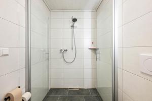 ein Badezimmer mit Dusche mit Glastür in der Unterkunft Hoffmanns in Burgkirchen an der Alz + 27 Fotos