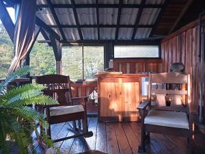 a room with chairs and a table in a house at Paz y Tranquilidad in Marsella