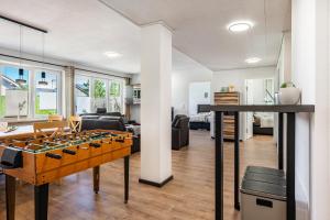 ein Wohnzimmer mit einem Tischfußballtisch in der Mitte eines Raumes in der Unterkunft Hoffmanns in Burgkirchen an der Alz