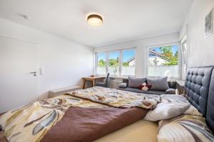 ein Schlafzimmer mit einem großen Bett und einem Fenster in der Unterkunft Hoffmanns in Burgkirchen an der Alz