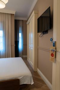 a bedroom with a bed and a flat screen tv at D-orients in Istanbul