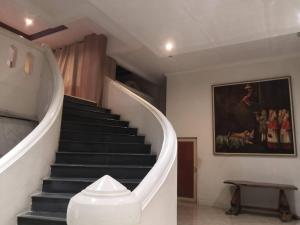 a spiral staircase in a house with a painting at Sunday Ayothaya Hotel in Phra Nakhon Si Ayutthaya