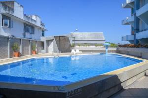 a large swimming pool on top of a building at Sunday Ayothaya Hotel in Phra Nakhon Si Ayutthaya