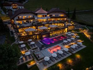 una vista aerea di una villa di notte di Hotel Christoph a Valdaora