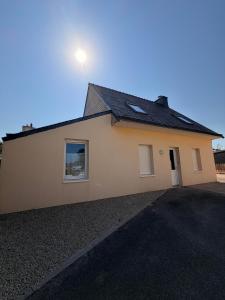 a yellow house with a driveway in front of it at Maison de la plage - Dossen Santec - Réservations à la semaine, de week-ends en week-ends in Santec