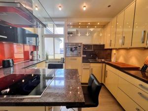 a large kitchen with a counter top and appliances at Am Seedeich 7 SE10 Seesicht in Cuxhaven