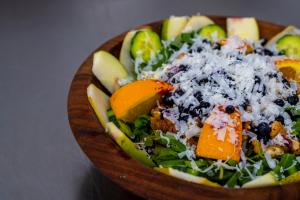 eine Holzschüssel gefüllt mit einem Salat aus Früchten und Käse in der Unterkunft Hotel 5 Stinet in Koman