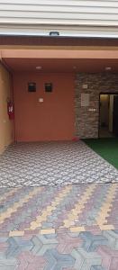 an empty room with a tile floor in a building at شاليهات رميس in Abha