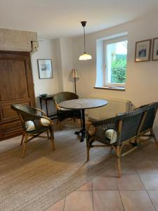 a living room with a table and chairs at Ferienwohnung Jura Burgund in Menotey