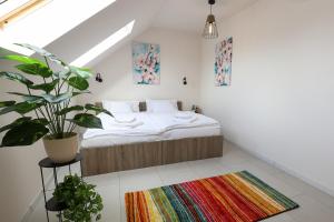 a bedroom with a bed and a potted plant at MADISON RANCH in Szabolcsveresmart