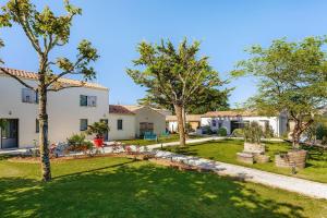 a view of the yard of a house at Domaine Roses Des Sables in La Jarrie
