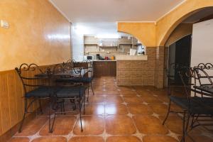 a room with a table and chairs and a kitchen at Casa Galbena Paflora Saturn in Saturn