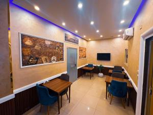 a waiting room of a restaurant with tables and chairs at Golden Palace Suites in Cairo