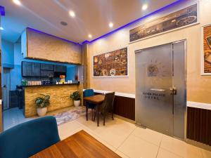 a waiting room with a table and a bar at Golden Palace Suites in Cairo
