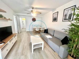 a living room with a couch and a tv at Beach Formentor salou in Salou