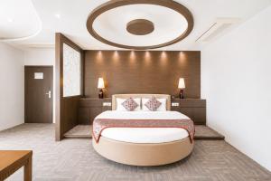 a bedroom with a large bed in a room at Viz Park Hotel - Business Hotel & Banquet, GIDC Anand in Anand