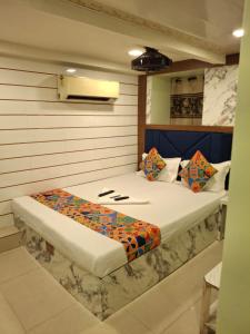 a room with a bed in a room with at Venus Guest House in Mumbai +3 photos