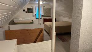a small room with two bunk beds and a staircase at Revontulet ZH Tuliaalto Moki in Pieksämäki
