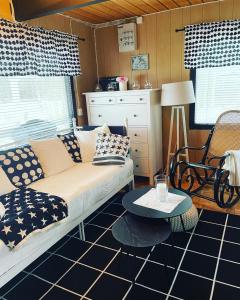 a living room with a couch and a table at Revontulet ZH Tuliaalto Moki in Pieksämäki