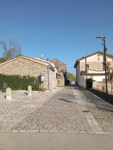 a cobblestone street with buildings on the side at Bed And Breakfast ARIS in Benevento