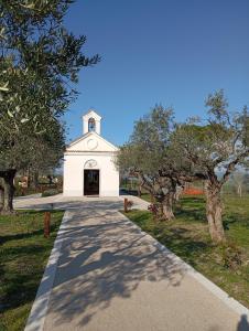 a white church with a walkway in front at Bed And Breakfast ARIS in Benevento