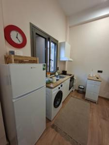 a kitchen with a refrigerator and a washing machine at Mare e Vita in Patitiri