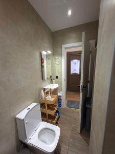 a bathroom with a toilet and a sink at Mare e Vita in Patitiri