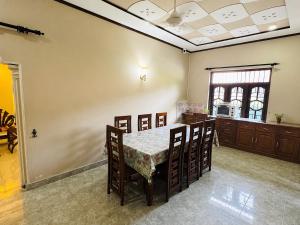 a dining room with a table and chairs at DIMORA Bologngna in Chilaw +20 photos