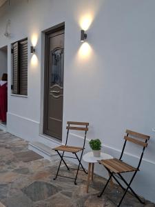two chairs and a table in front of a building at Mare e Vita in Patitiri