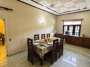 a dining room with a table and chairs in a room at DIMORA Bologngna in Chilaw