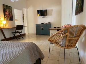 a room with a bed and a table and a chair at MANGOBELO entre océan et rivières in Capesterre-Belle-Eau