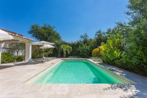 a swimming pool in the backyard of a house at Villa Etoile in Cabasse