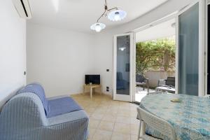 a living room with a table and a dining room at Casa Marea in Marzamemi