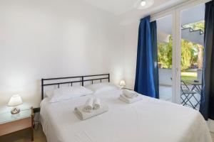a bedroom with a white bed with towels on it at Casa Marea in Marzamemi +62 photos