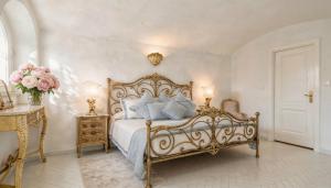 ein Schlafzimmer mit einem Bett und einer Blumenvase in der Unterkunft Prima Stella in Positano