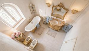 Draufsicht auf ein Badezimmer mit Badewanne und Waschbecken in der Unterkunft Prima Stella in Positano
